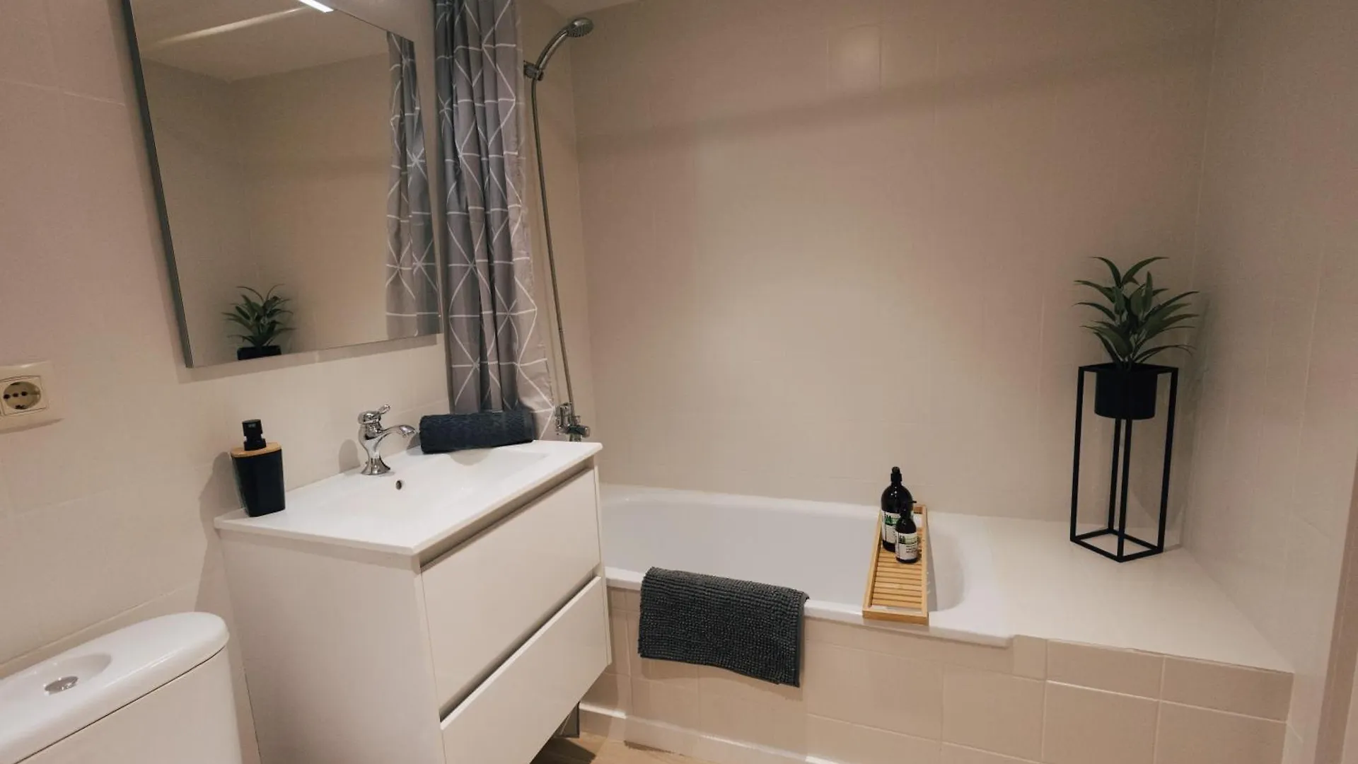 Apartment With Air Conditioning And Communal Pool L' Escala 0*,